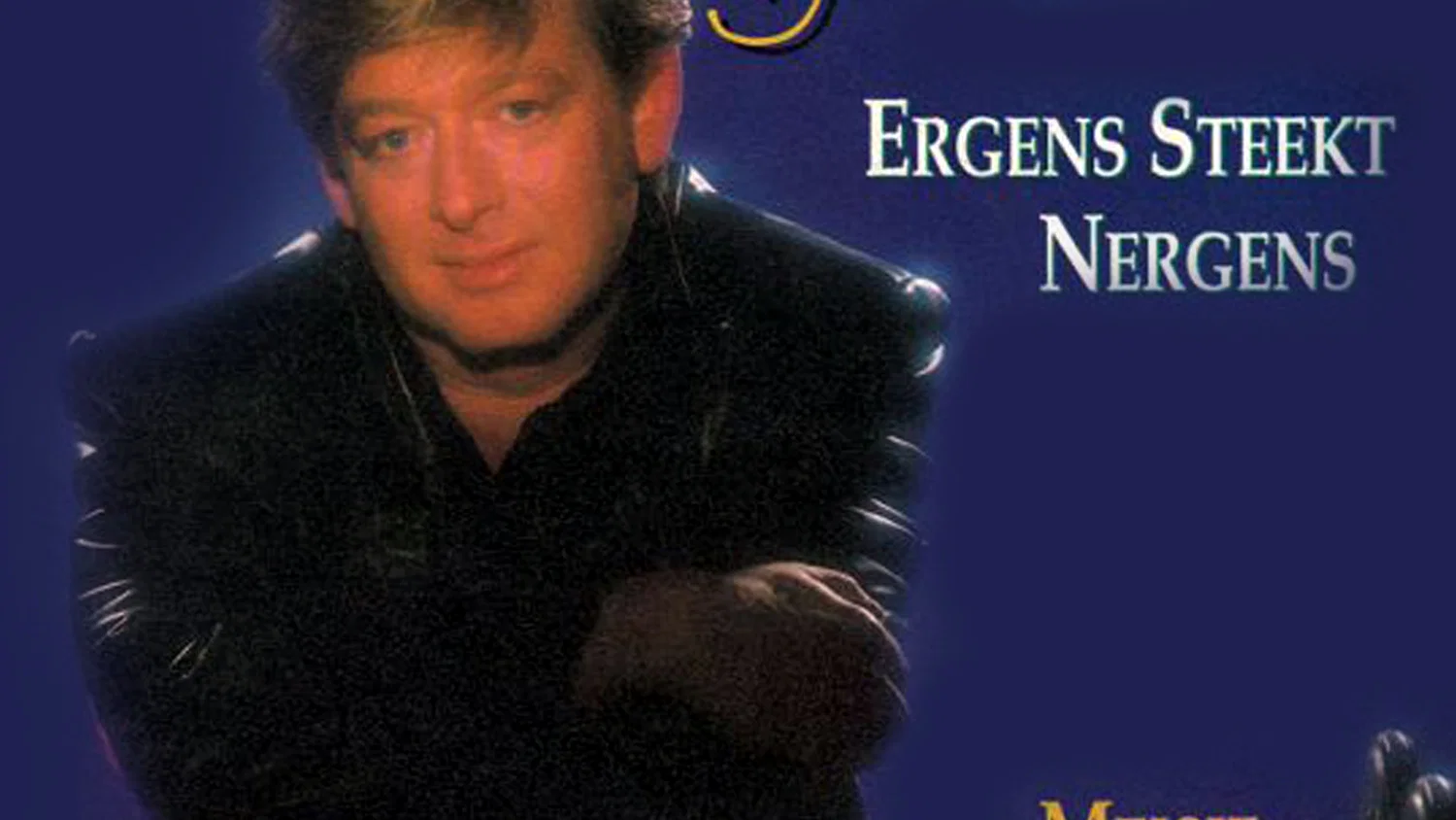 Ergens Steekt Nergens background