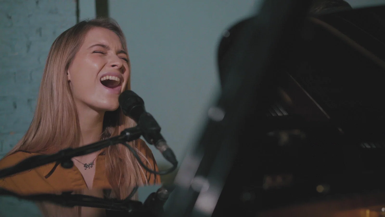 Hoe Het Danst - Vevo Live Acoustic background