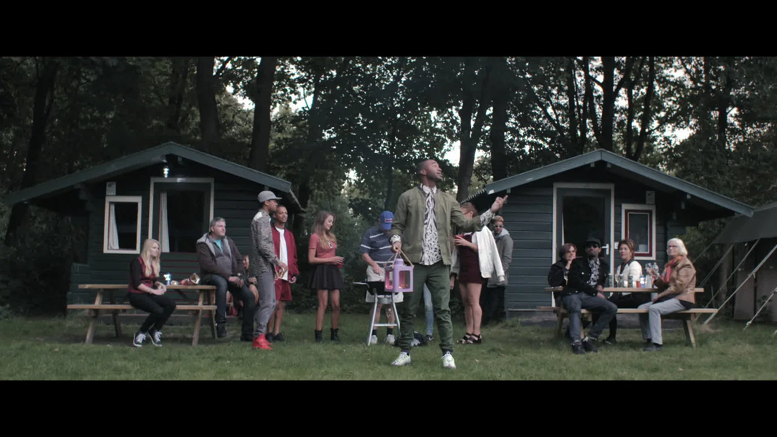 We Zijn Hier background