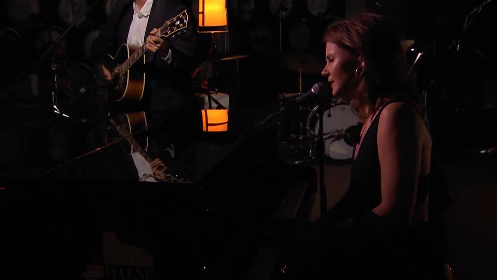 Dancing In The Dark - Live Uit Liefde Voor Muziek background