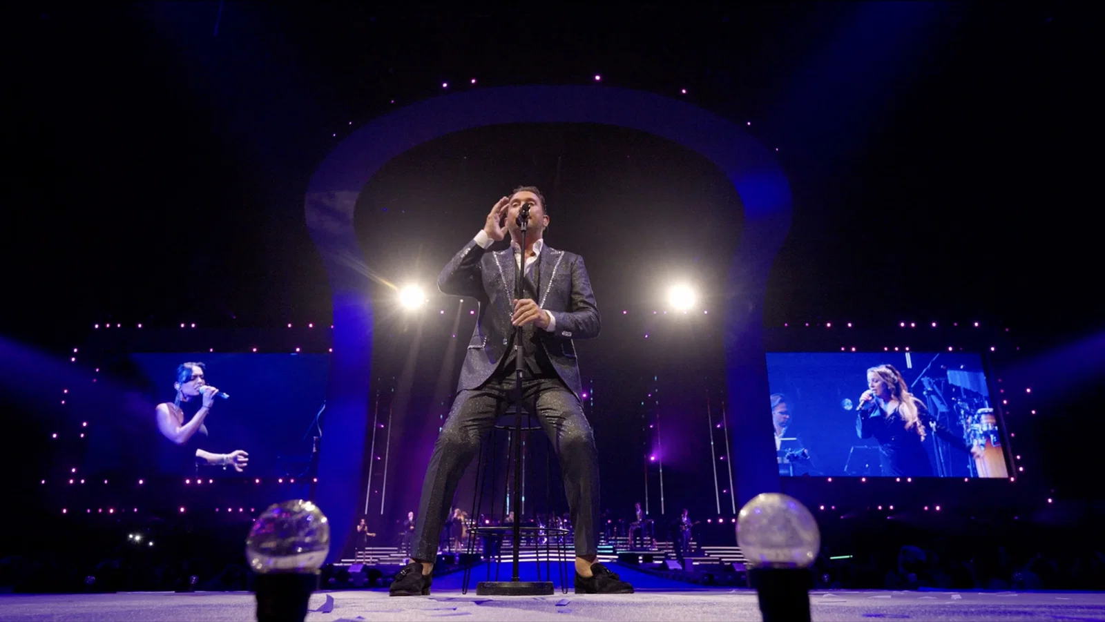 Voor Je ’t Weet (Live in de Ziggo Dome 2024) background