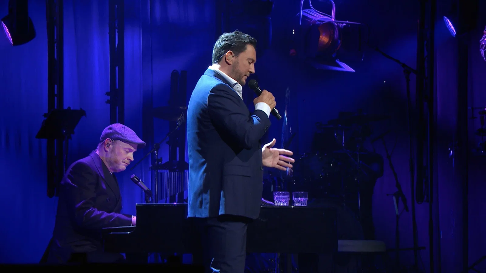 Zeg Me Dat Het Niet Zo Is - Live in Carré 2023 background
