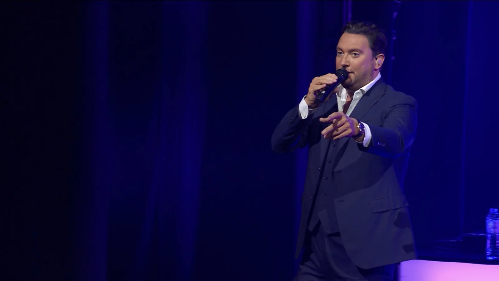 Hou Me Vast - Live in Carré 2023 background