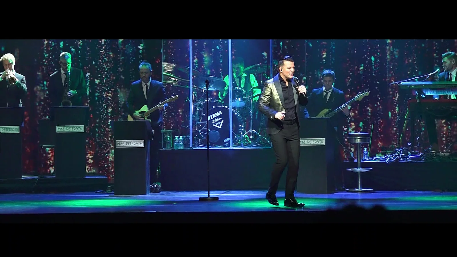 Cry To Me (Live In AFAS Circustheater) background