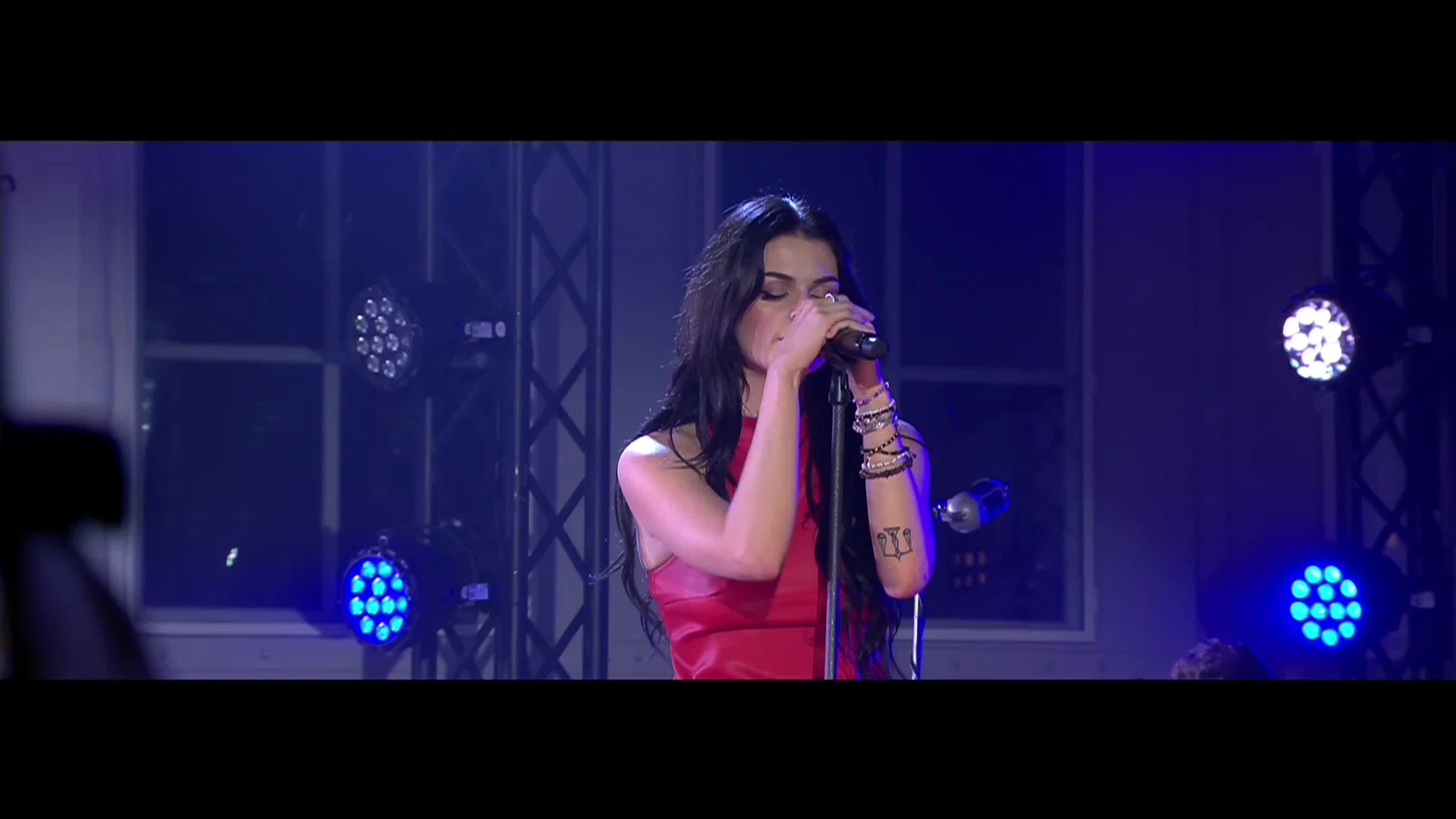 Lullaby ( Live @ Luistersessie) background
