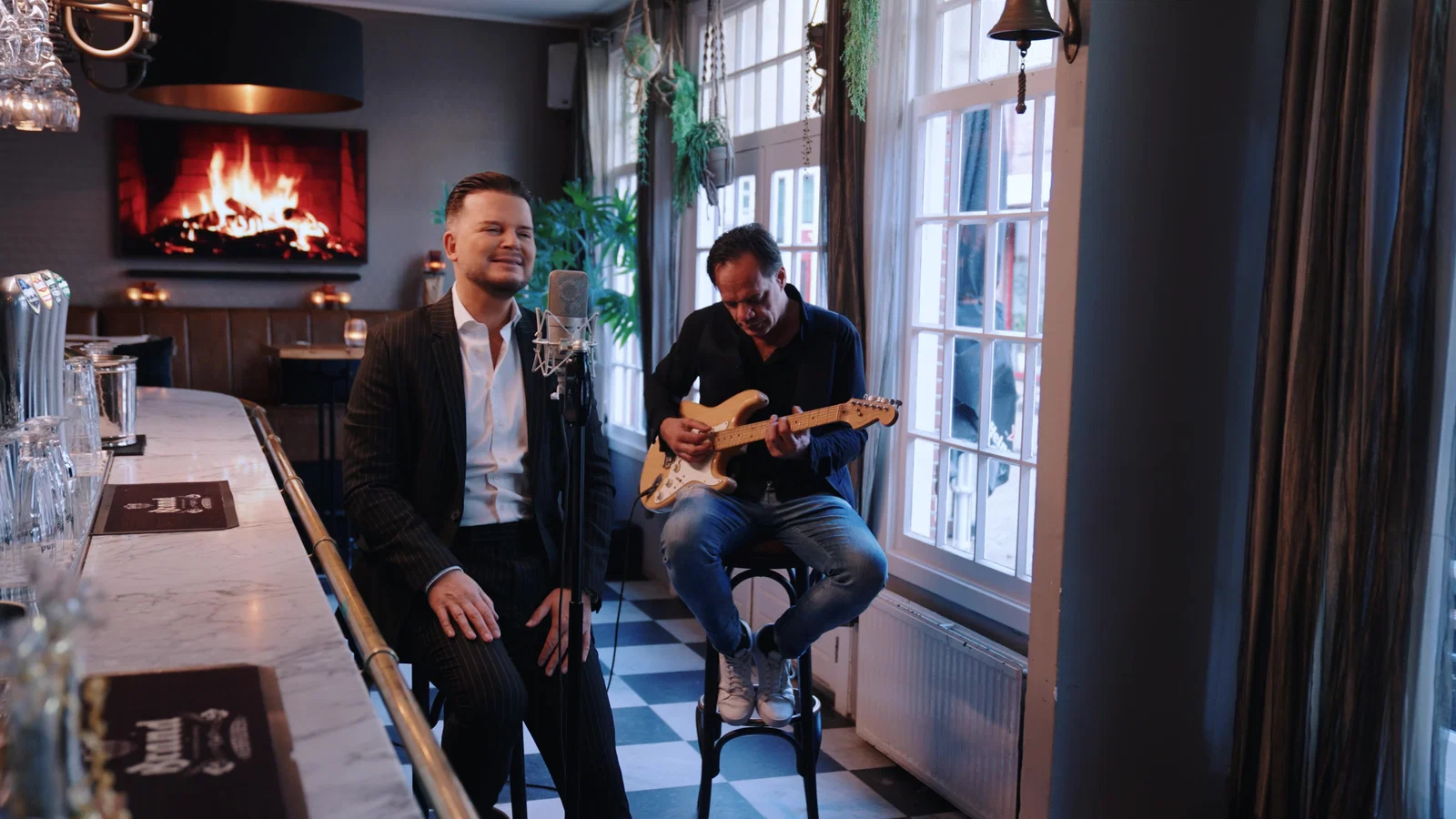 Laat Mij Niet Alleen (Unplugged) background