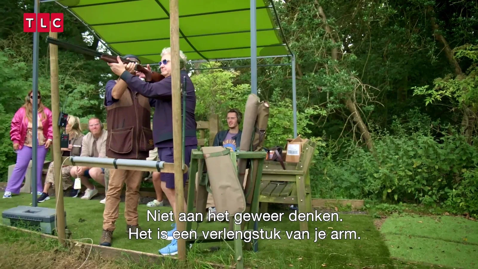 Waar Je Schoonmoeder Loopt Daar Moet Je Mikken background