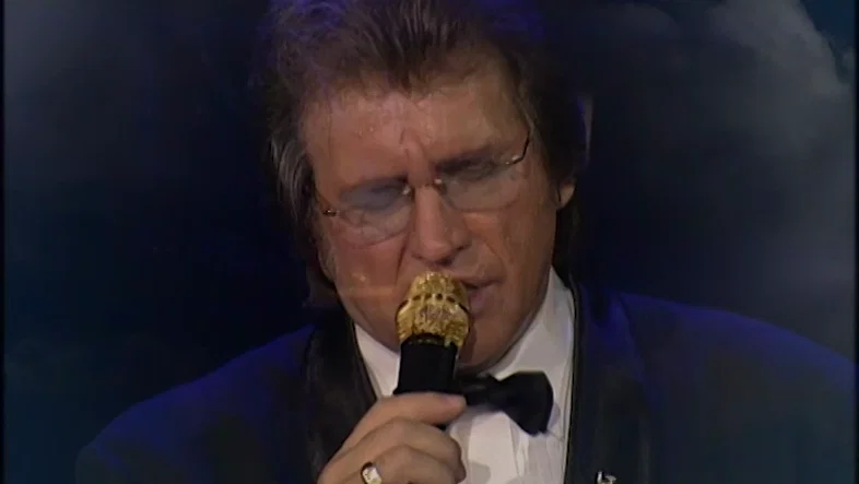 Wind Beneath My Wings (Gala Of The Year 2000) background