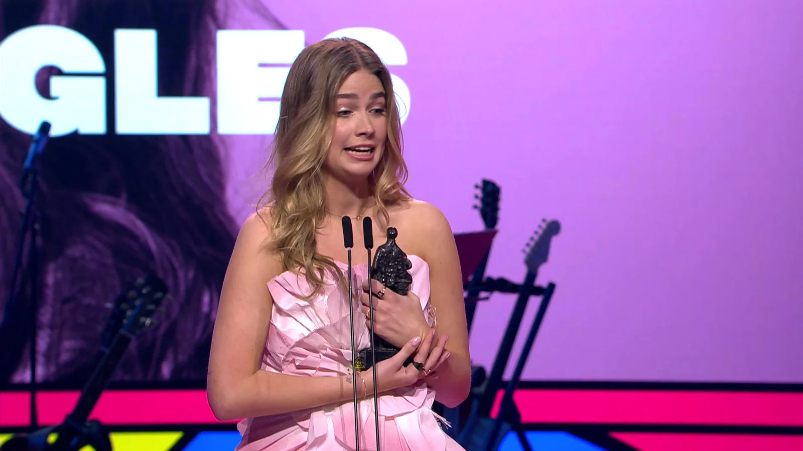 Roxy Dekker | Winnaar Pop background