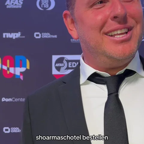 John West  | Rode Loper Momenten | 2025
