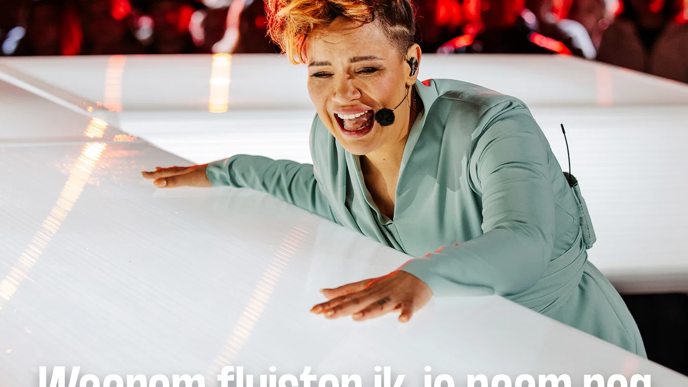 Waarom Fluister Ik Je Naam Nog background