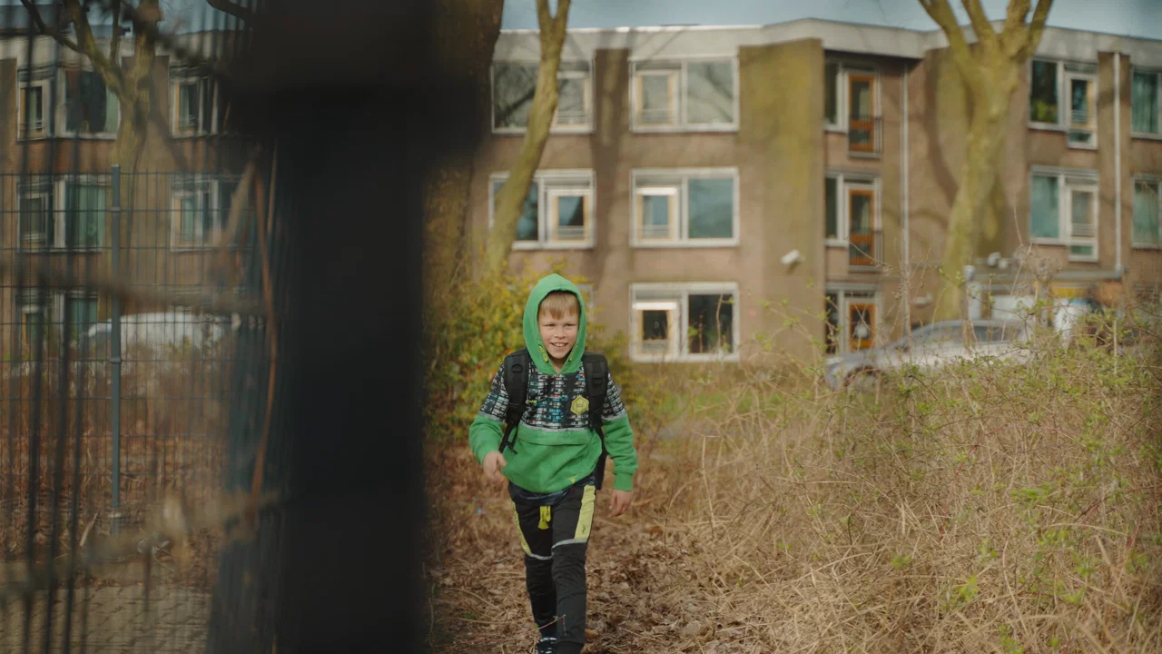 Jongen Van De Straat background