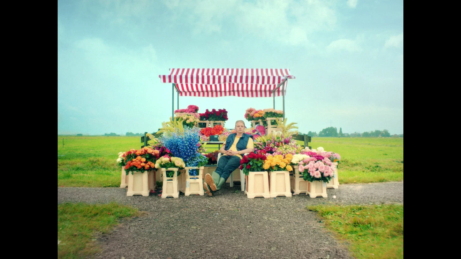 Op De Schoorsteen Staat Een Foto background