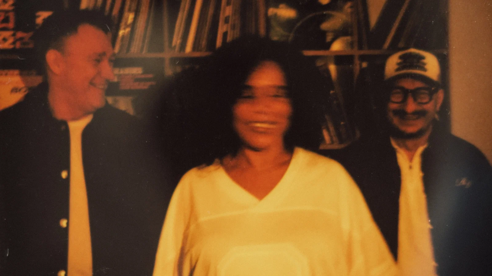 Mais além background