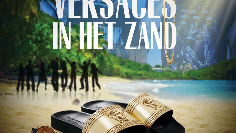 Versaces In Het Zand background