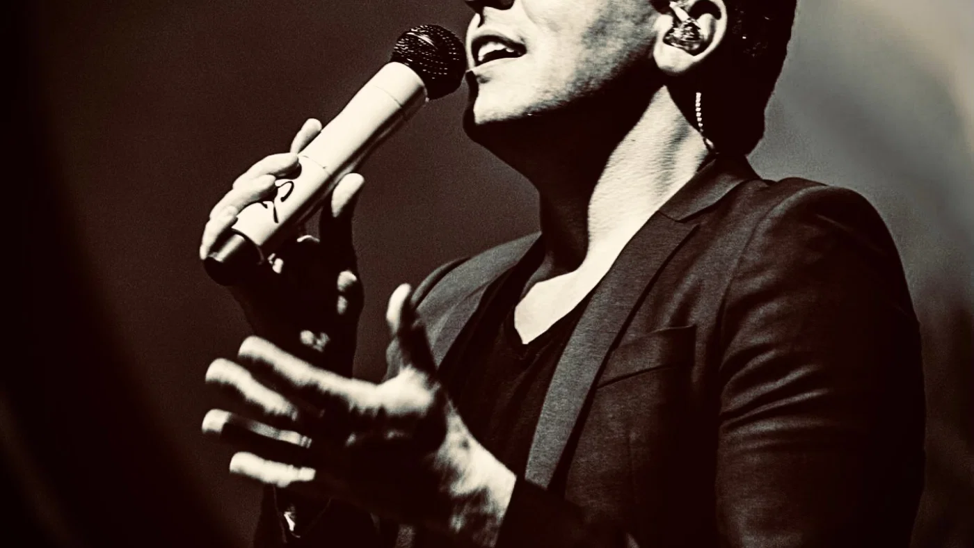 Domino - Live in het Sportpaleis background