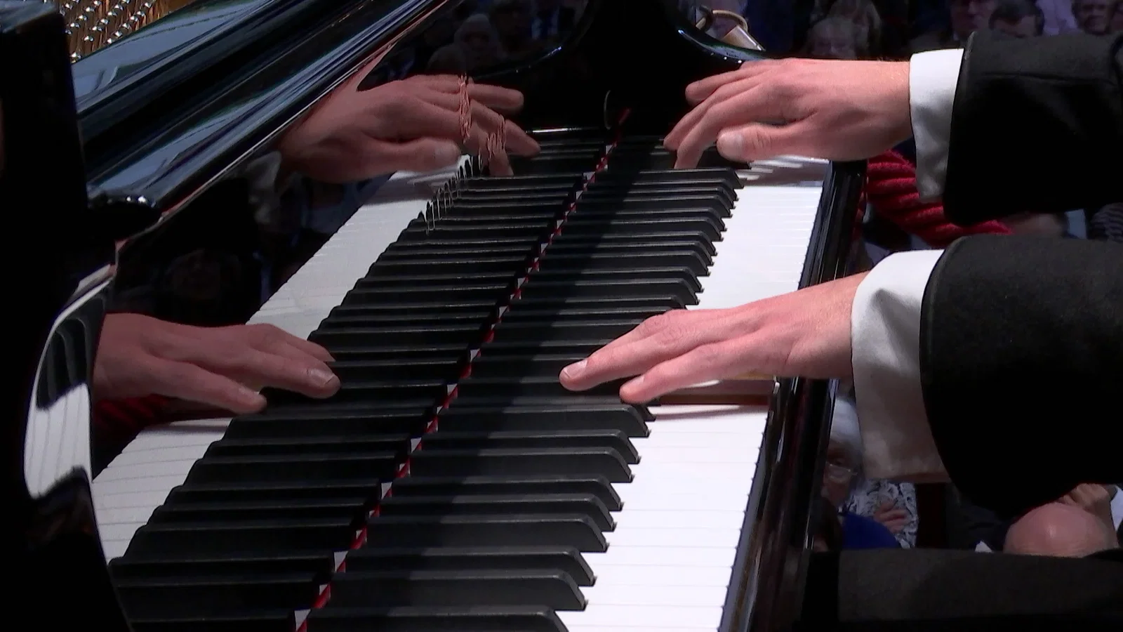 Poulenc: 1. Allegro ma non troppo background
