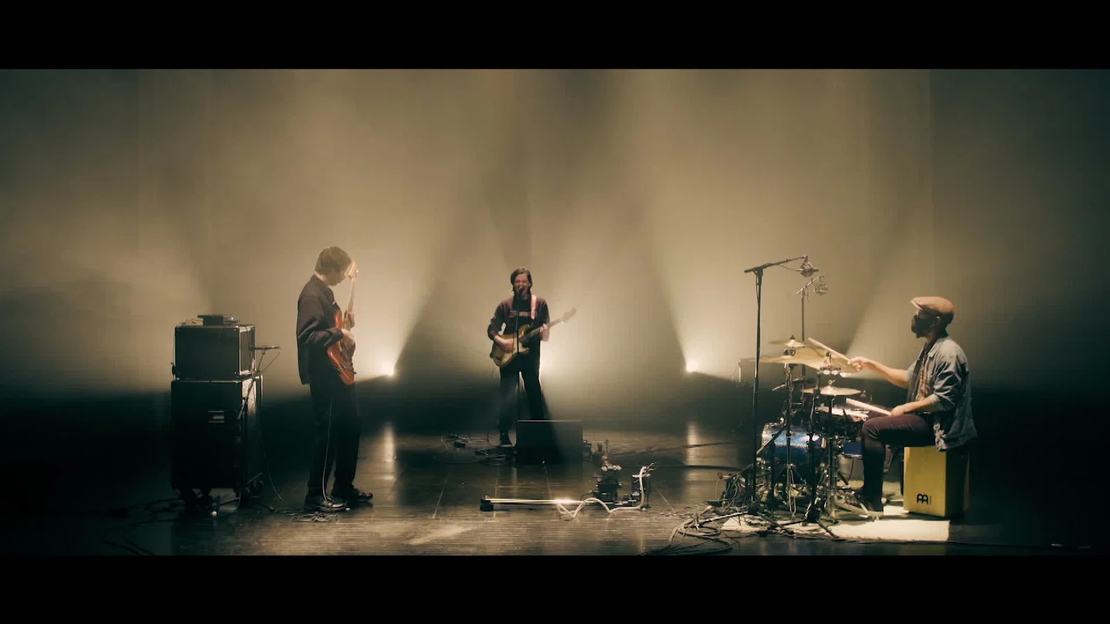 Daddy Issues - Live at De Minard Schouwburg, Ghent / 2021 background