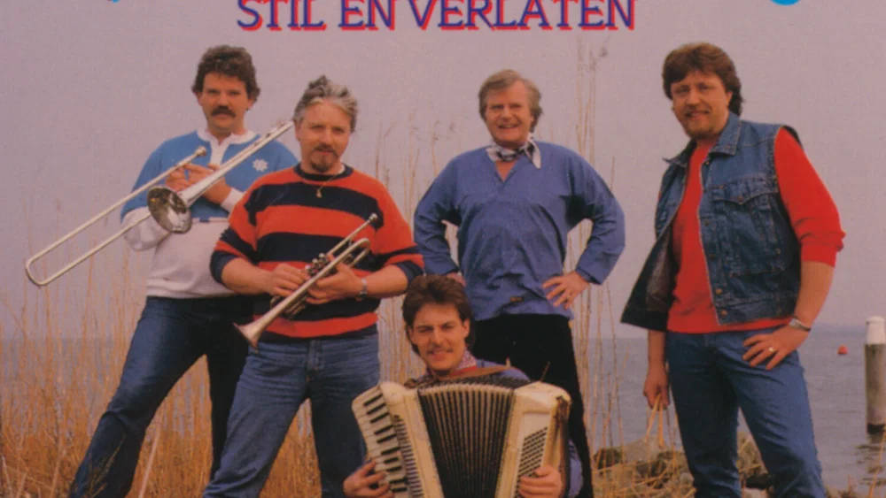 Aan Het Strand Stil En Verlaten background