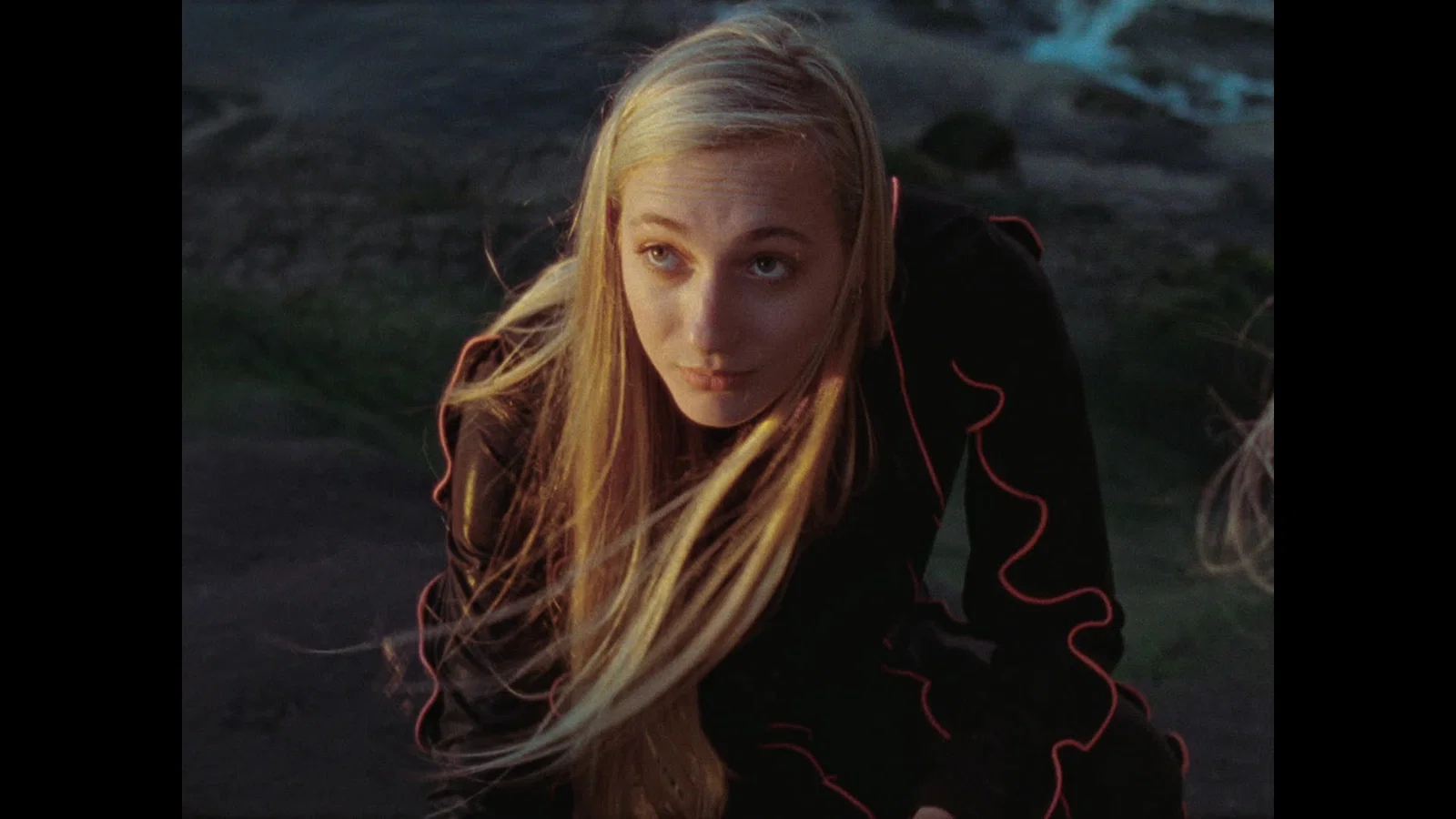 Adem Je In background