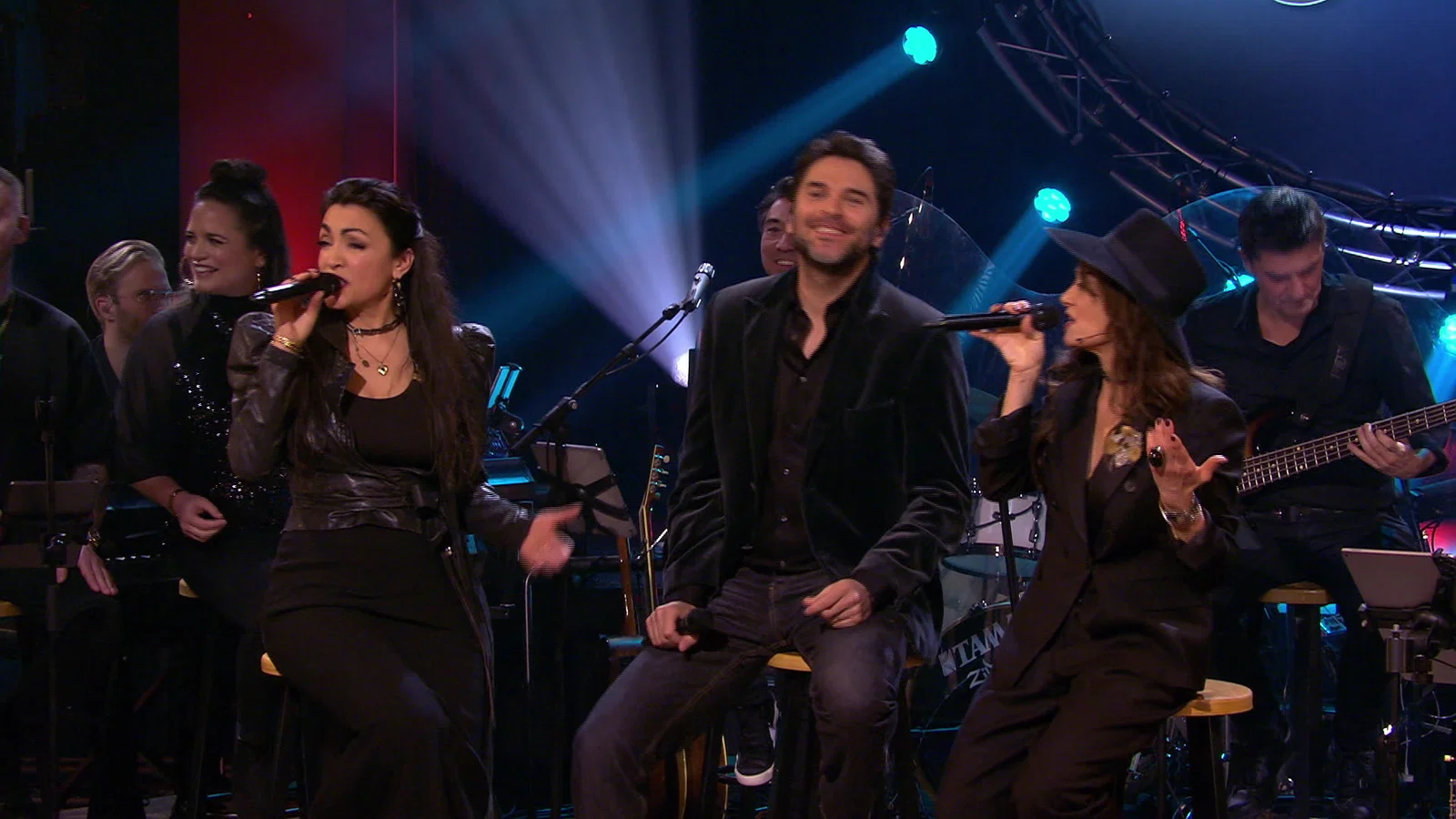 Bloed, Zweet En Tranen / Het Is Koud Zonder Jou - Hazes Is De Basis background