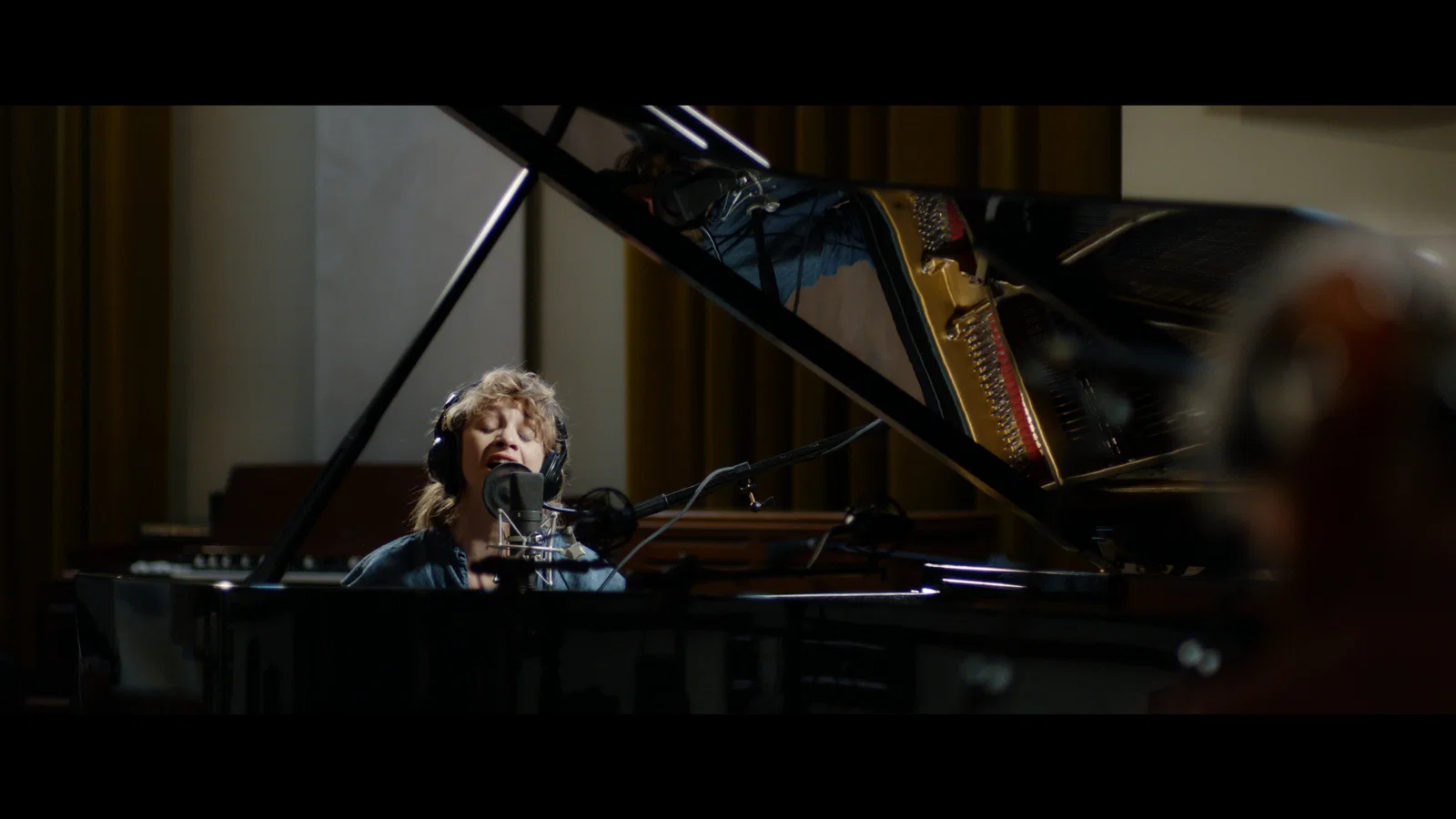 Falling - Acoustic Sessions background