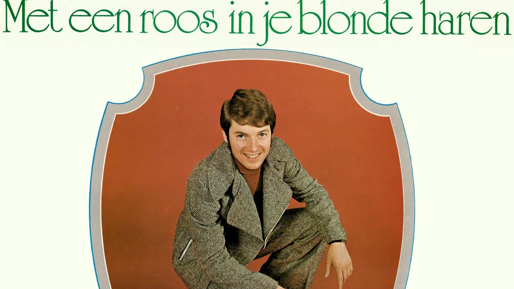 Met Een Roos In Je Blonde Haren background