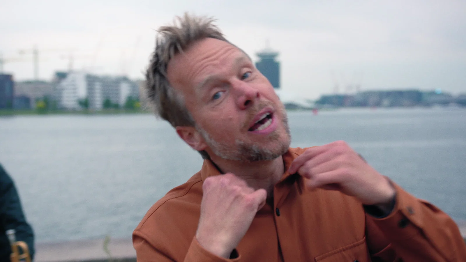Gelukkig (Ben Ik Niet De Enige) background