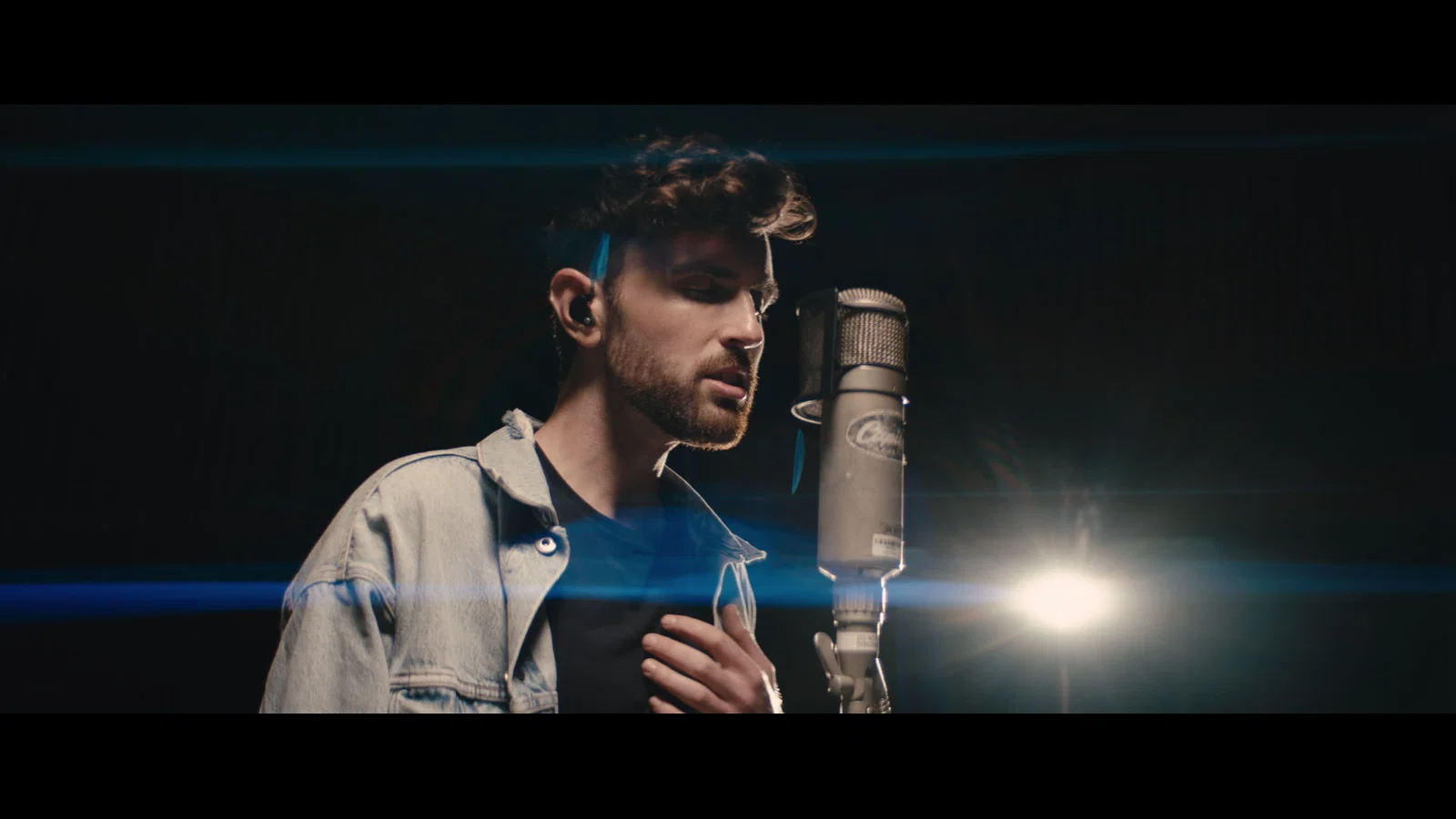 Arcade - 1 Mic 1 Take background