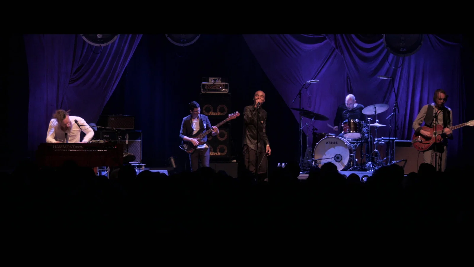 Kiss The Ground - Live From Paard, Den Haag / 2016 background
