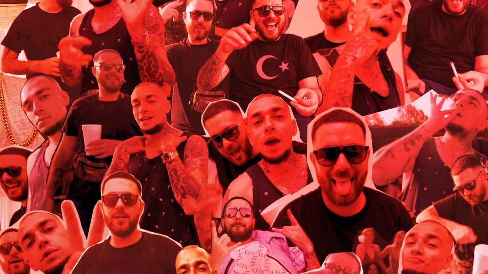 Boynumdaki Chain background