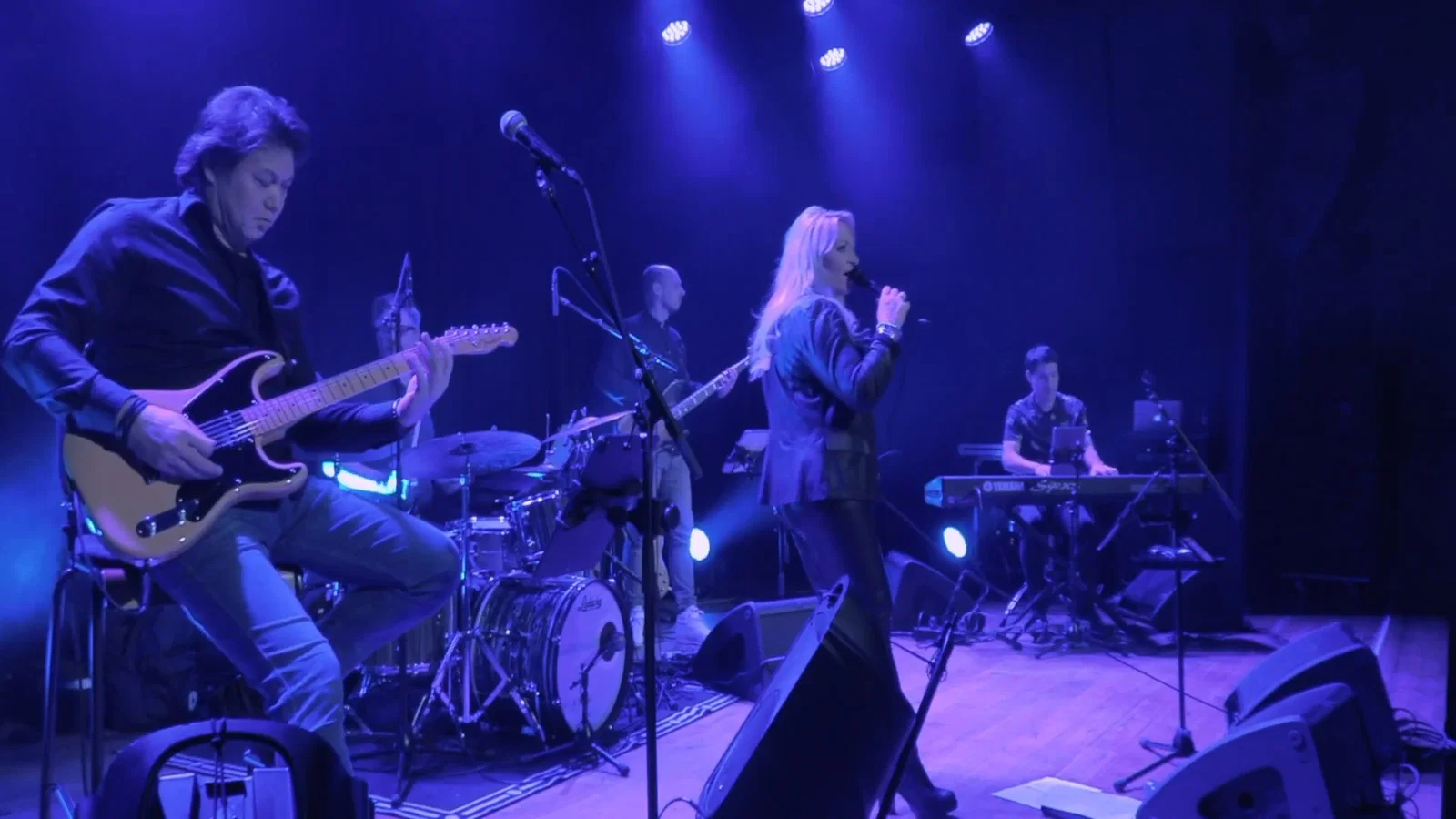 Always Remember Us This Way (Live In De Victorie Alkmaar) background
