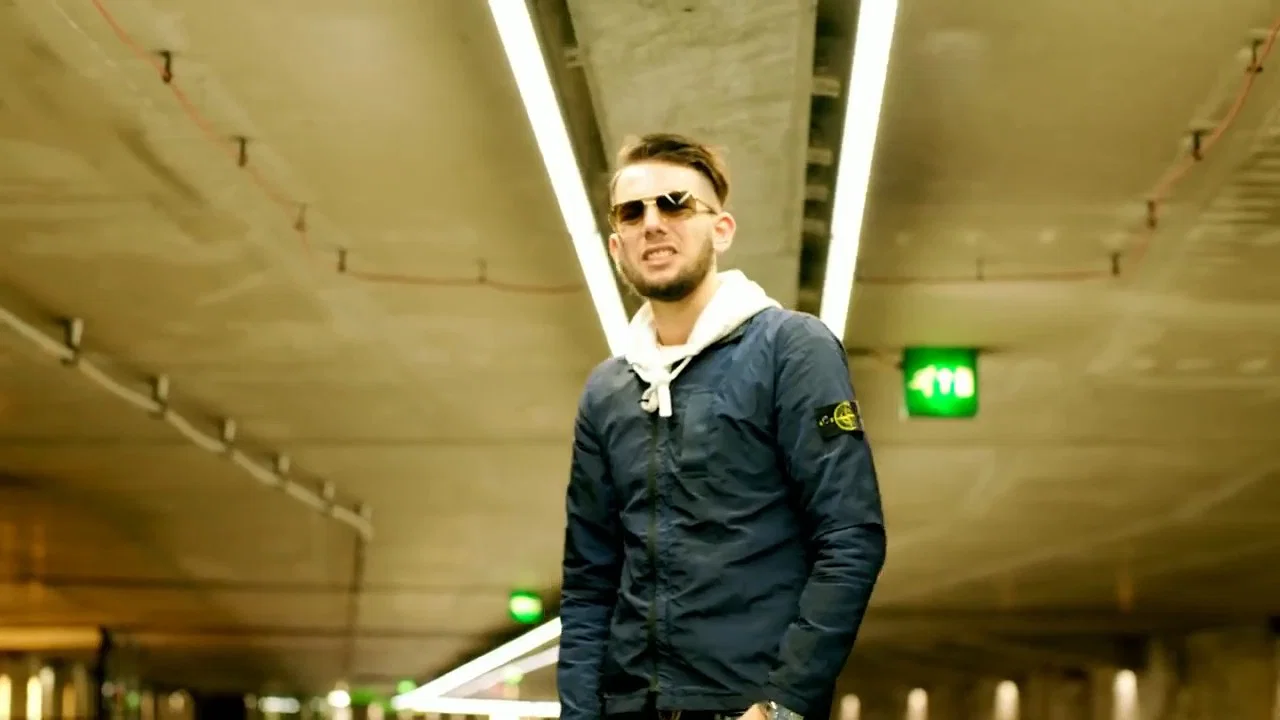 Amana Sikter background