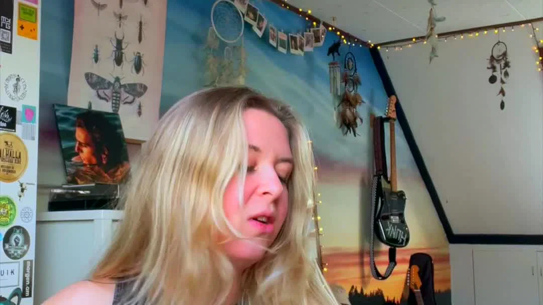 Blushing Over Nothing | Chorus Joan background