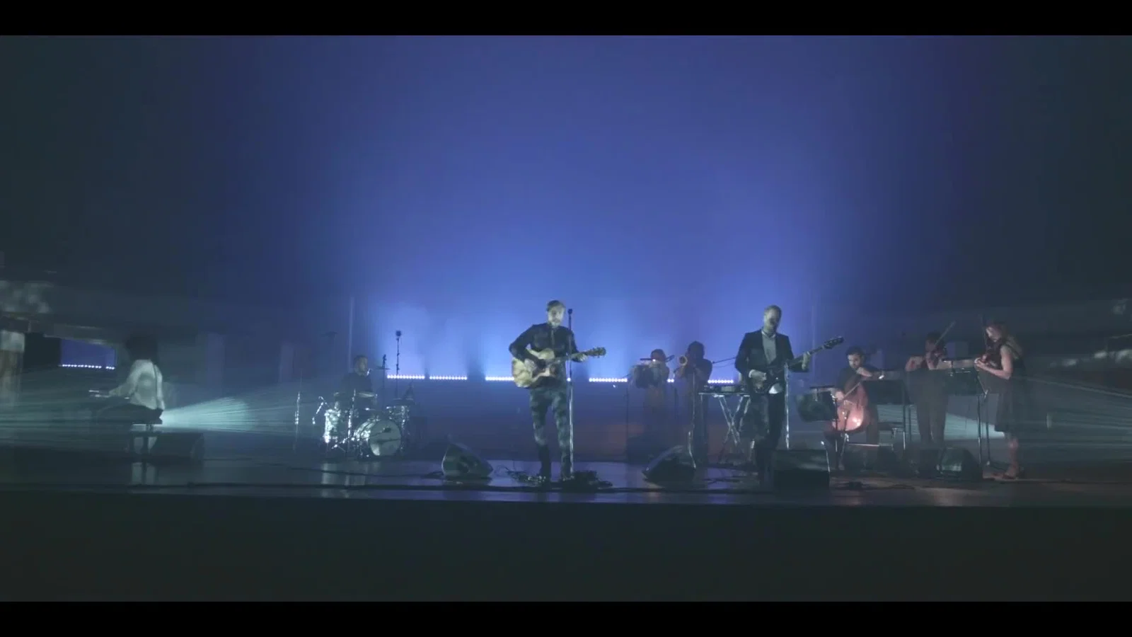 DYNASTY  (Live at TivoliVredenburg) background
