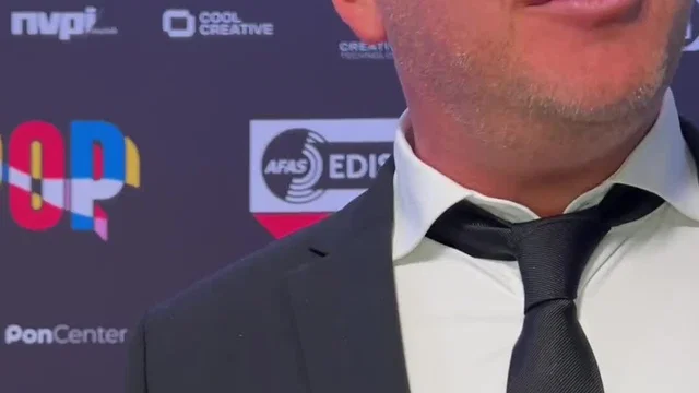 John West  | Rode Loper Momenten | 2025