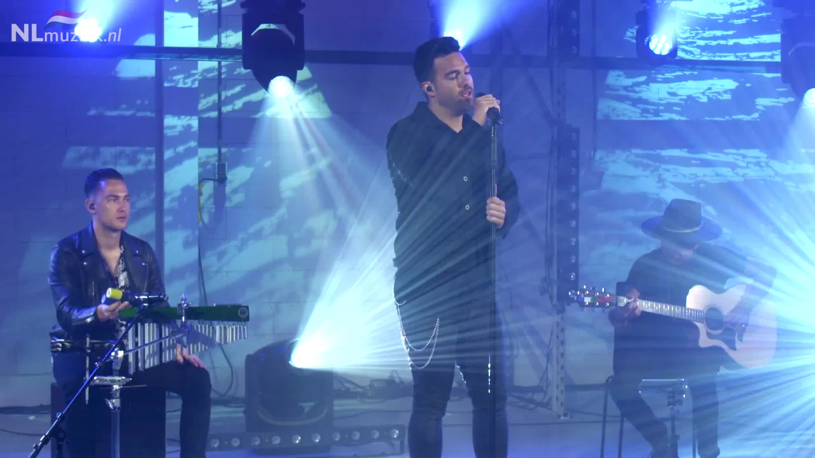Love You More (Live @ NLmuziek.nl Sessions) background