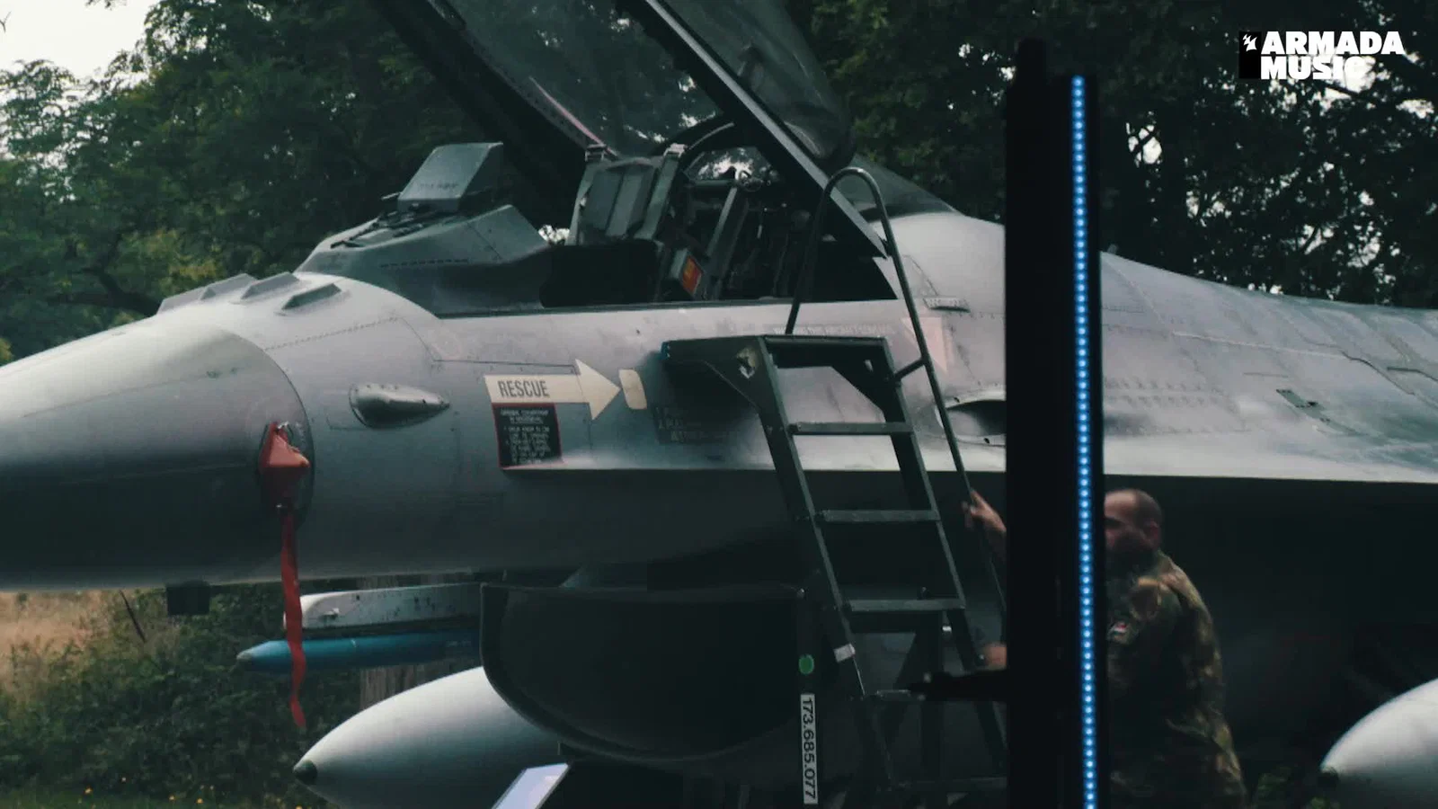 Live At Volkel Airbase background