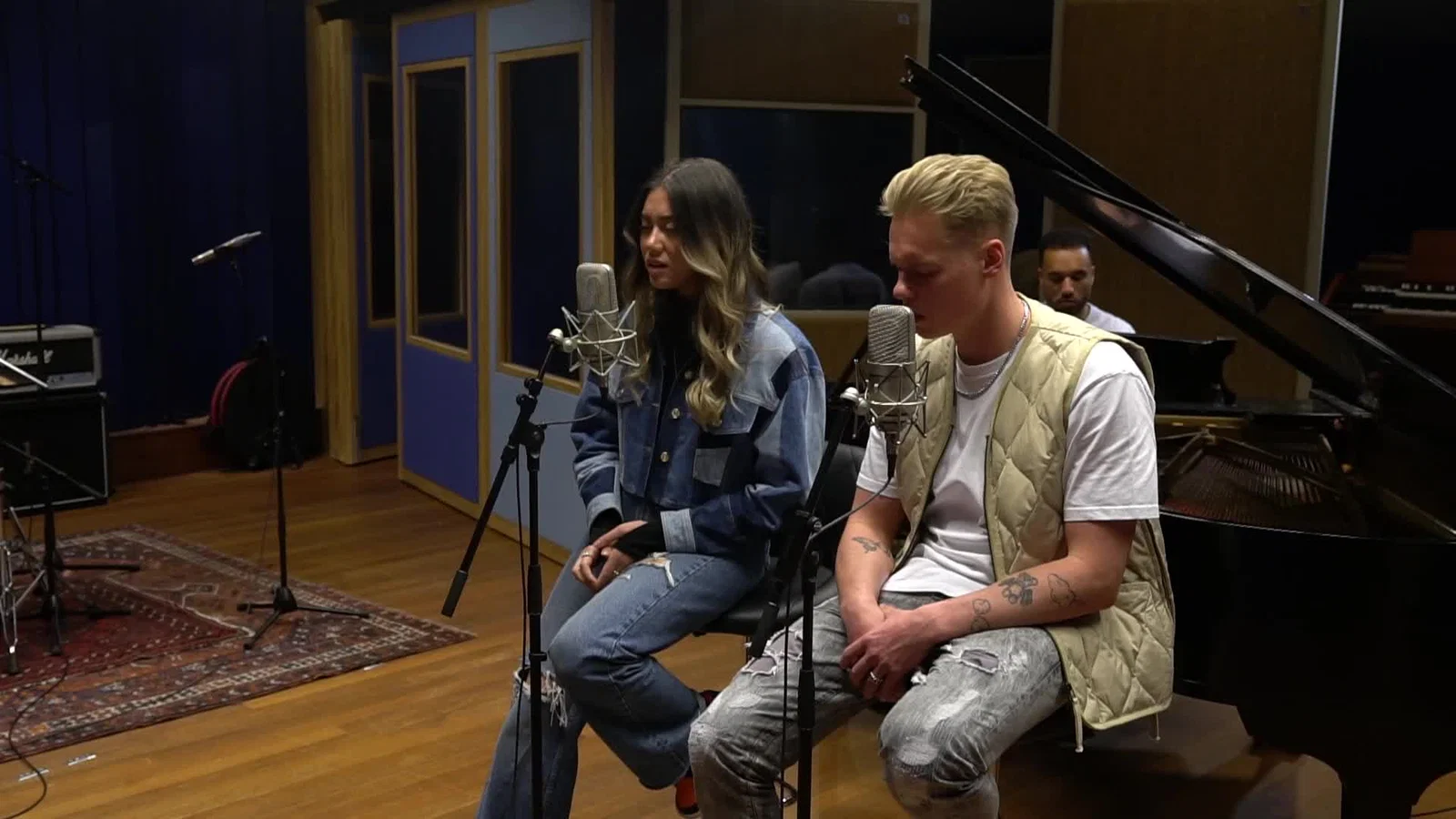LAAT MIJ NIET LOS (ACOUSTIC) feat. Sams background