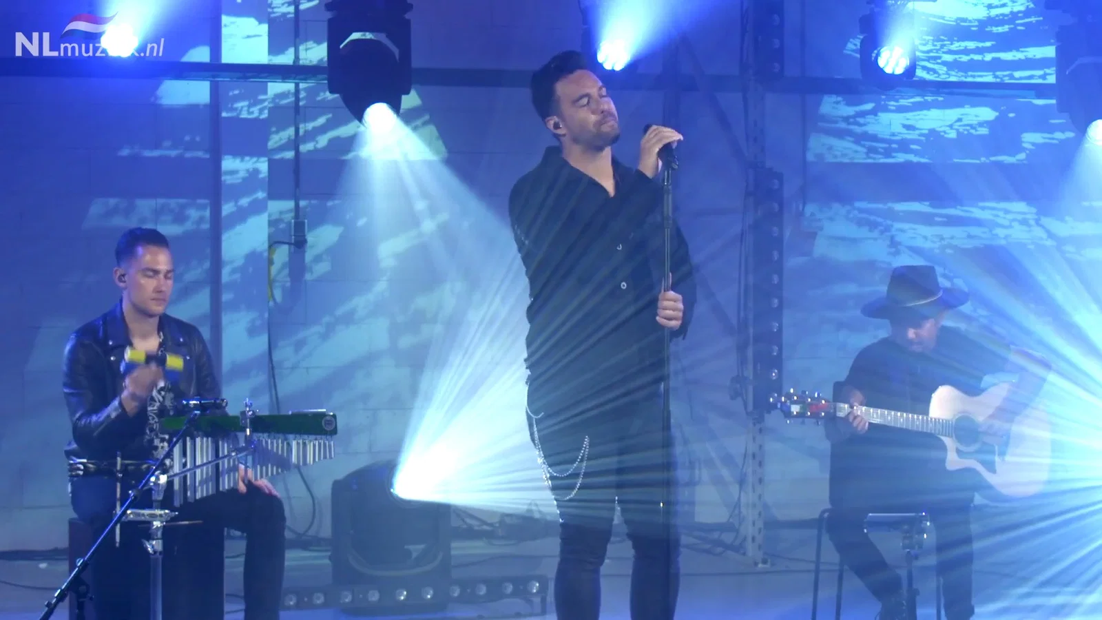 Love You More (Live @NLmuziek.nl Live Sessions) background
